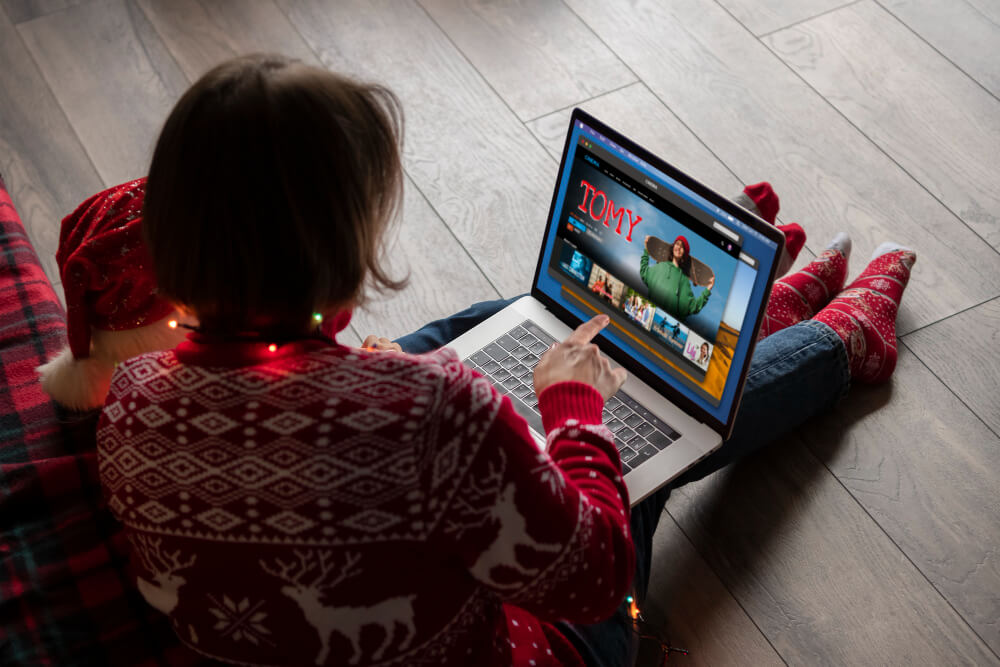 close-up-woman-kid-with-laptop